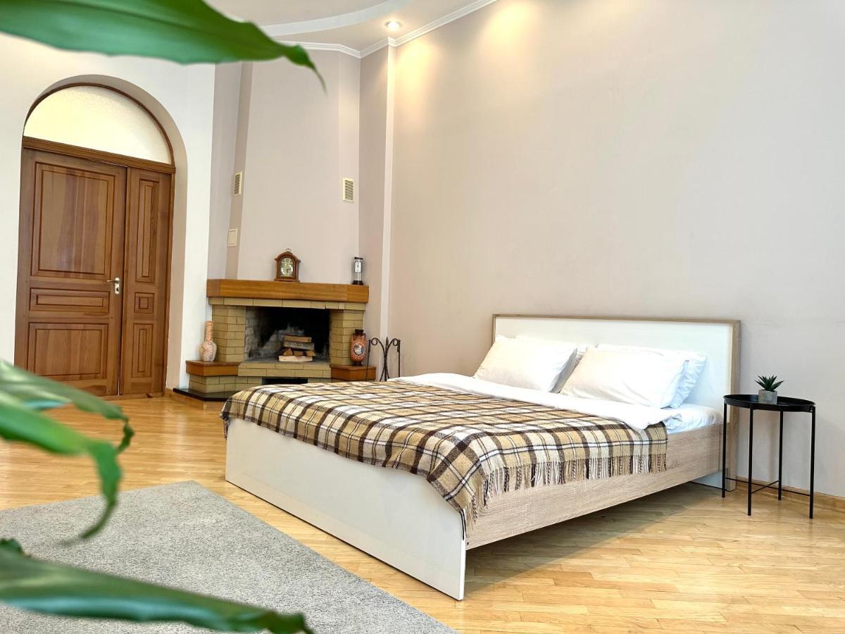 Apartments In The City Center, Near A Theatre, Zlata Plaza Rivne Exterior photo