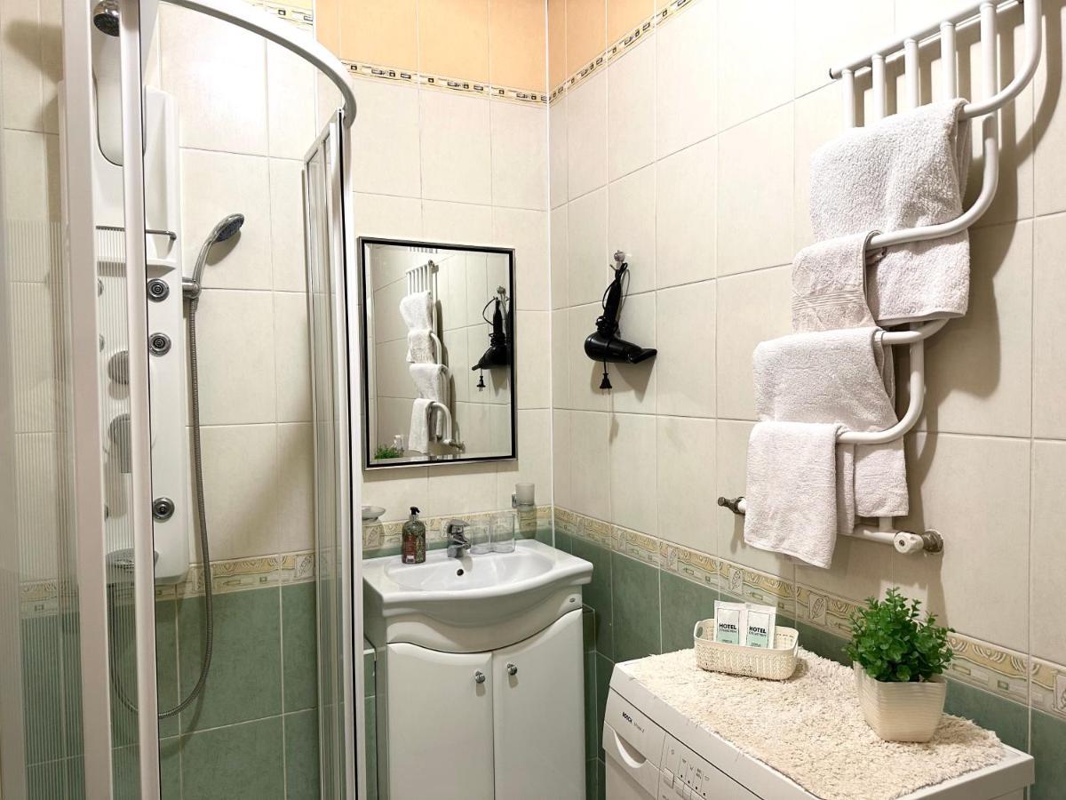Apartments In The City Center, Near A Theatre, Zlata Plaza Rivne Exterior photo